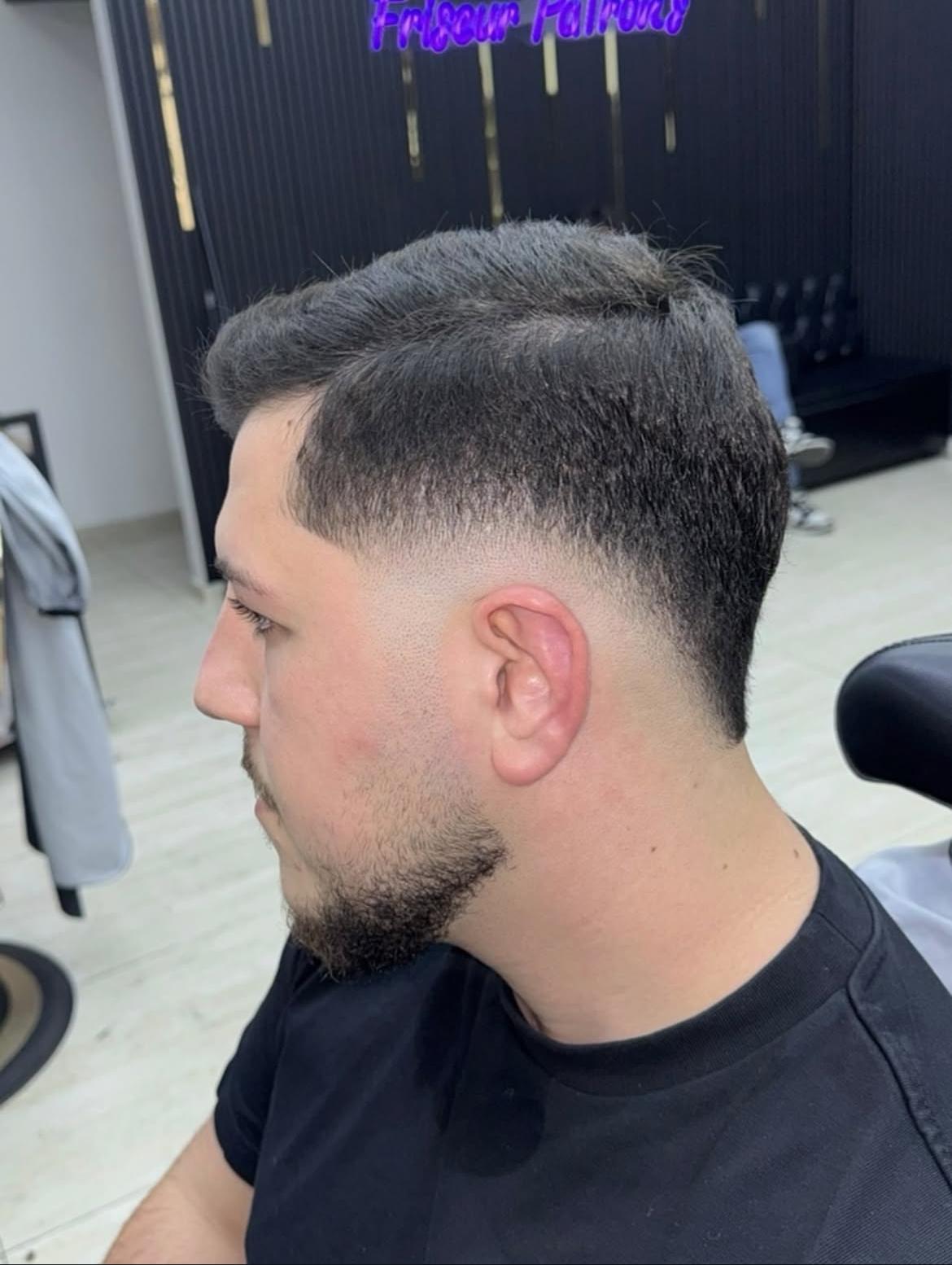 Patron's Haarschnitt – Side Part mit Mid Fade