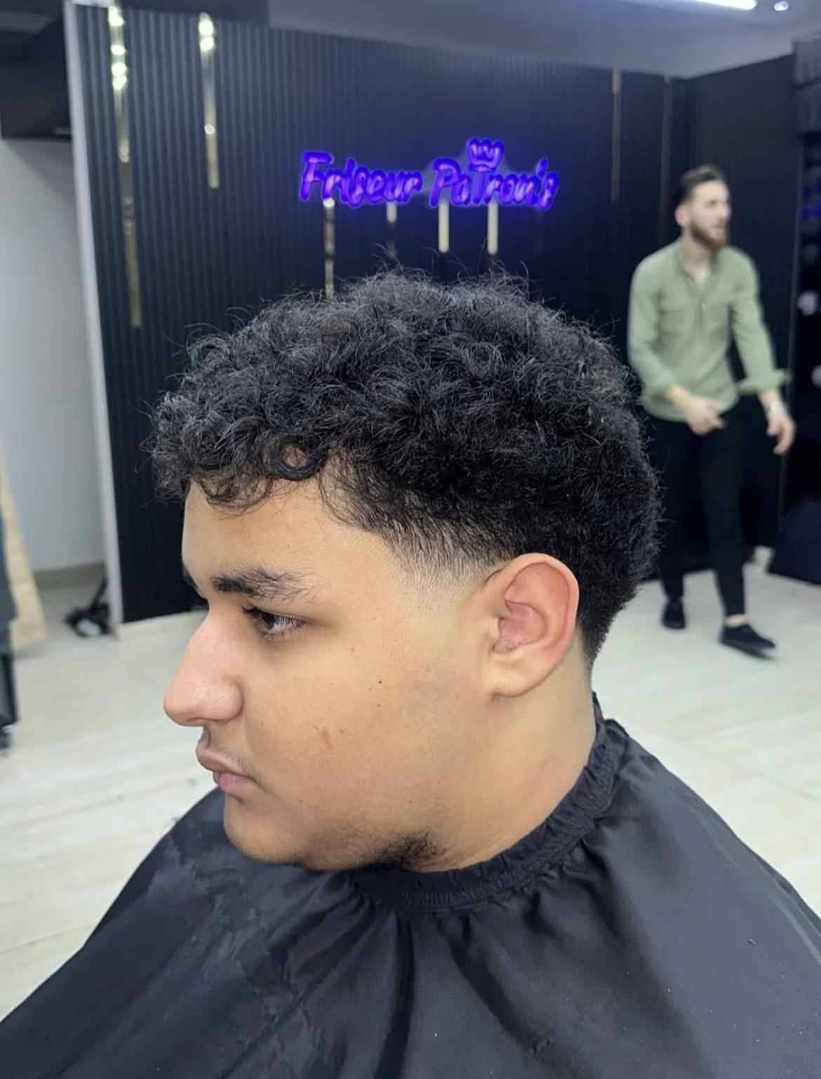 Patron's Haarschnitt – Curly Top mit Low Taper